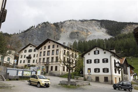 Residents briefly allowed back into rockslide-threatened Swiss village